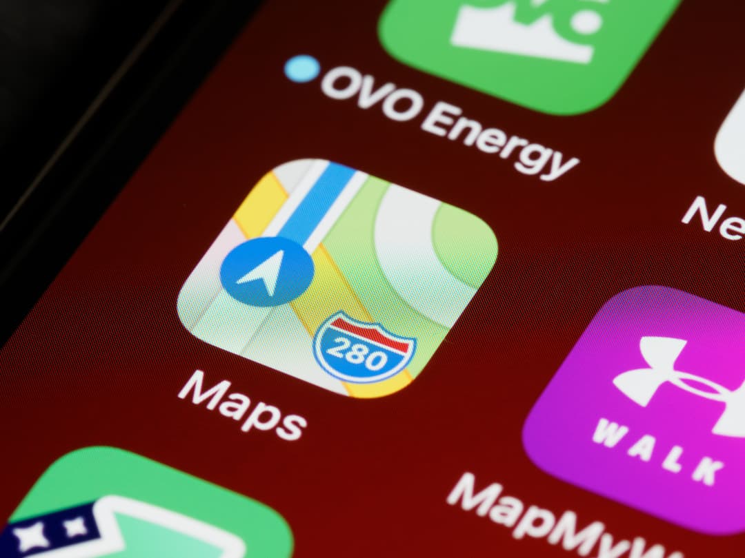 A phone screen showing Amap (Gaode Maps) with a walking route highlighted in Chinese