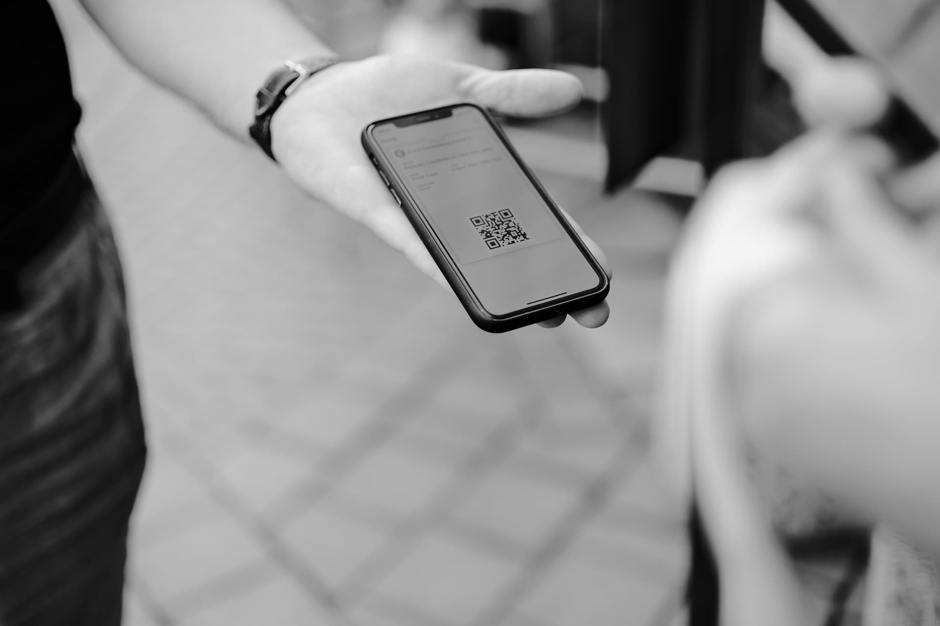 Traveller scanning a QR code to pay with a foreign card in a Chinese store